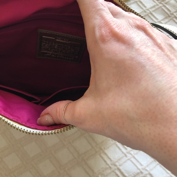 The perfect sized crossbody! - Picture 4 of 5